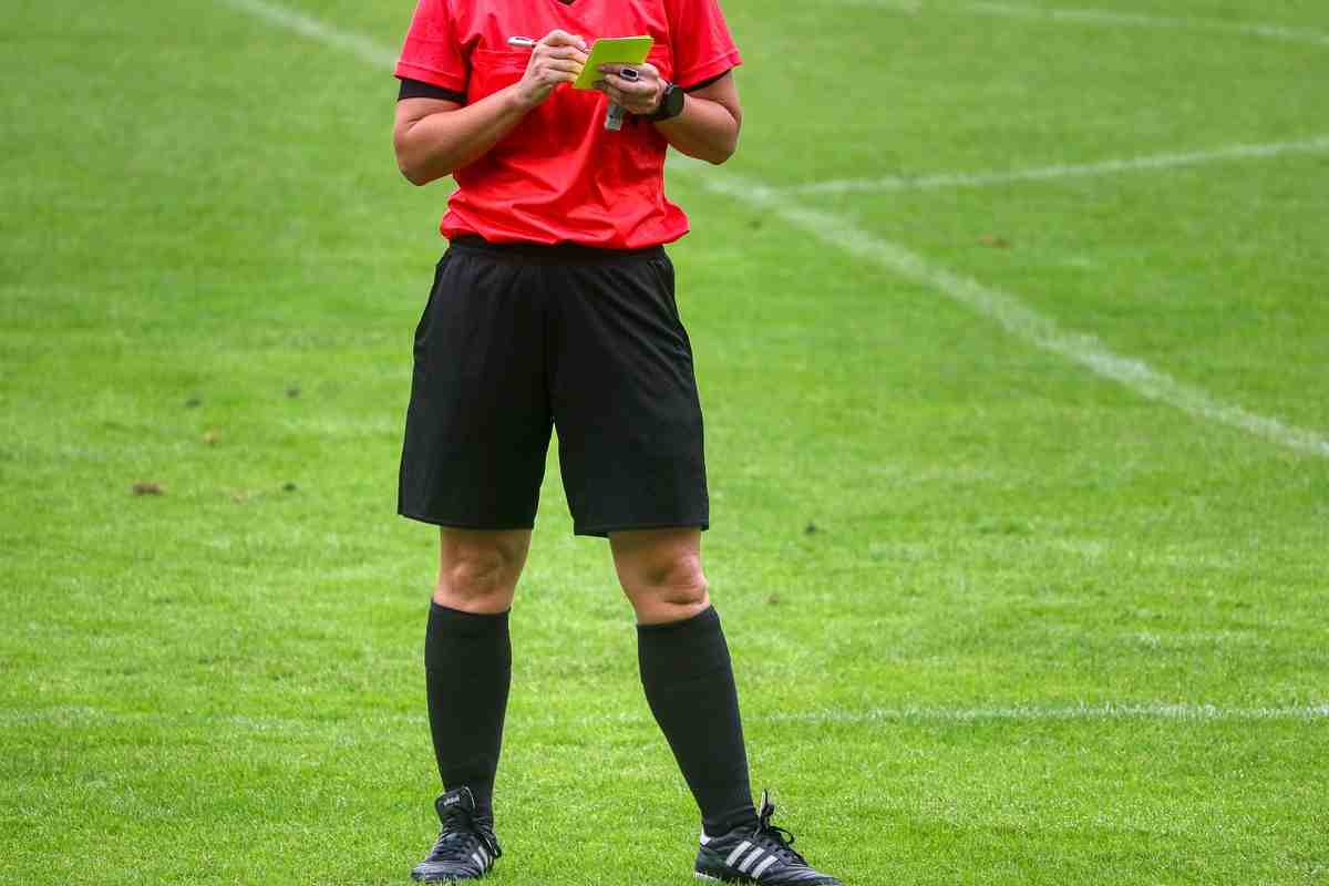 Giocato espulso dall'arbitro entra con una spranga