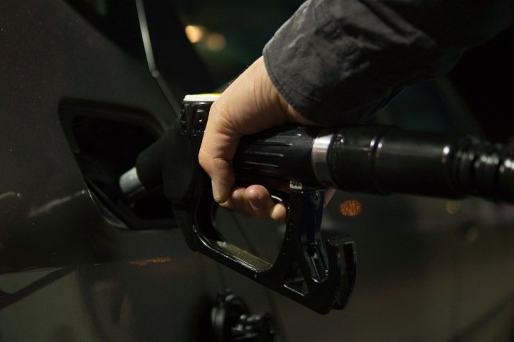 Consuma più un auto elettrica o a benzina?