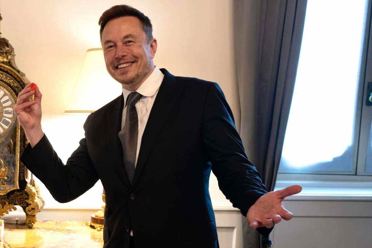 Musk assume un ragazzo di 14 anni