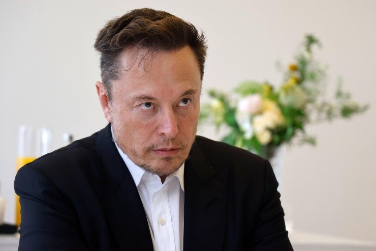 Musk assume un ragazzo di 14 anni