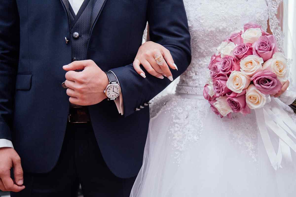 Divorzia e brucia il vestito da sposa