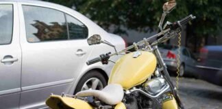 Una moto può essere parcheggiate sulle strisce di un'auto?