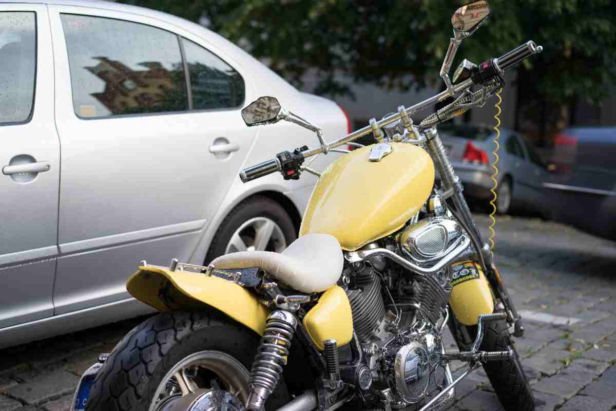 Una moto può essere parcheggiate sulle strisce di un'auto?