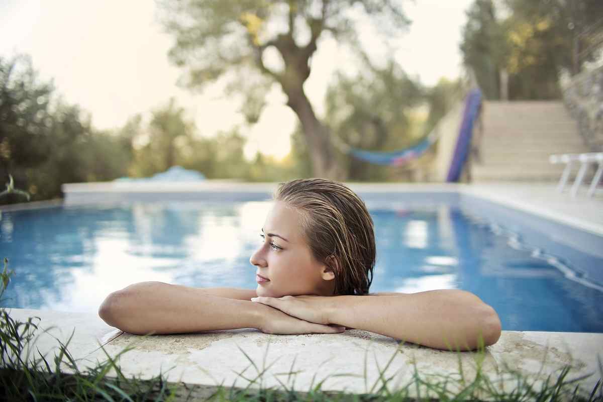 Topless in piscina