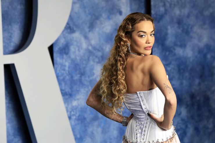 Rita Ora festeggia il matrimonio (di un anno fa)