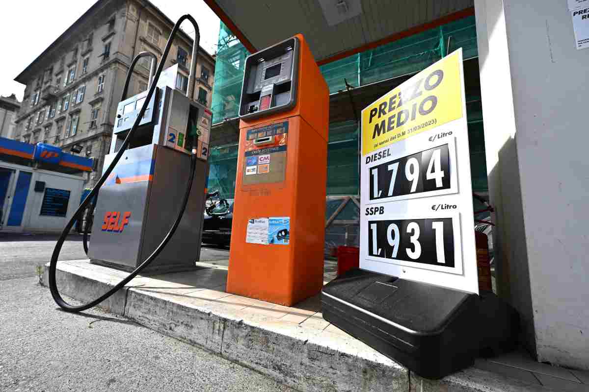 Benzina, prezzi troppo alti