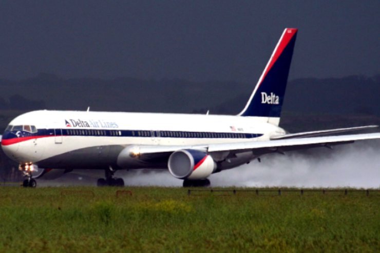 Aereo costretto a rientrare in aeroporto