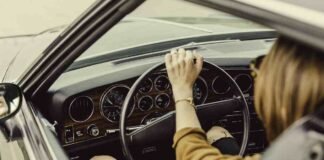 Lancia feci nelle auto delle ragazze