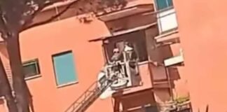 Uomo si lancia dal balcone