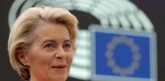 Johansson lavora a maglia mentre parla Ursula von der Leyen