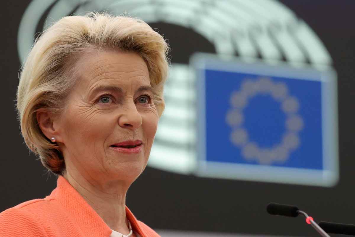 Johansson lavora a maglia mentre parla Ursula von der Leyen